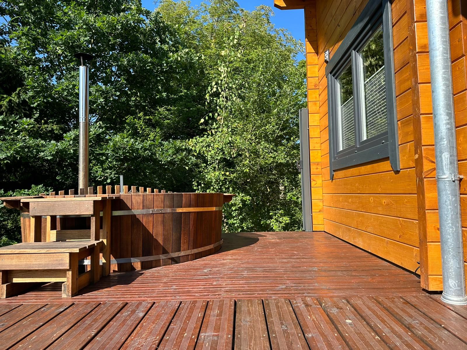 Das beheizbare Badefass auf der Holzterrasse