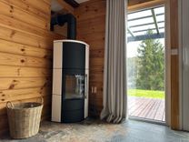 Holzkamin im Wohnzimmer neben der Terrassentür