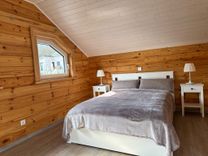 Schlafzimmer mit Doppelbett unter der Dachschräge